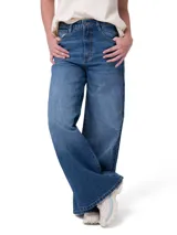 Pantalón jeans de corte wide leg en color azul índigo, con diseño clásico de cinco bolsillos, tiro alto y cierre frontal con cremallera y botón metálico.