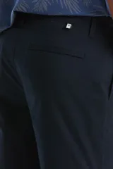 Bermuda azul marino de gabardina de corte recto con bolsillos laterales y trabillas para cinturón.