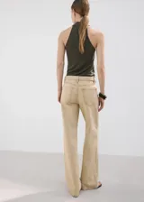 Jeans de corte recto en color beige claro, con tiro medio y diseño clásico de cinco bolsillos.