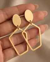 Caravanas colgantes de acero dorado con diseño geométrico compuesto por una pieza superior ovalada y una pieza inferior de forma irregular.