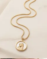 Collar de acero con baño de oro, compuesto por una cadena de eslabones y un dije circular con la figura de la Virgen Niña sobre fondo de nácar.