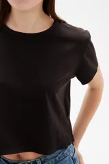 Top cropped de cuello redondo y manga corta, con ajuste al cuerpo.