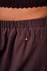 Falda midi de corte recto y diseño minimalista, confeccionada en algodón peinado. Presenta cintura elástica con frunces y un dobladillo ancho en la parte inferior.