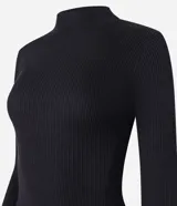 Vestido midi marrón de punto acanalado, con cuello alto y mangas largas.