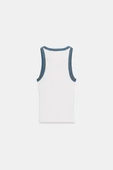 Musculosa de punto rib color blanco, con escote redondo y diseño ajustado.
