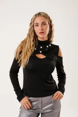 Polera negra de manga larga con diseño cut-out en hombros y pecho, confeccionada en tela elástica con acabado brillante.