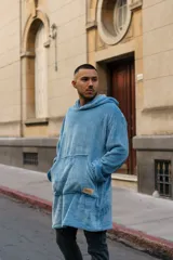 Canguro celeste unisex de felpa con capucha y bolsillo delantero. Se puede usar largo o corto ajustando el cordón.