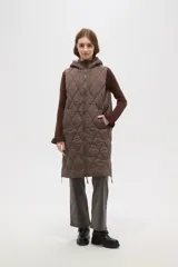 Chaleco largo acolchado color marrón, con diseño de rombos, cierre frontal completo y capucha ajustable con cordones.