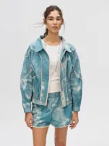 Short holgado de estilo boxy, color celeste con estampado tie-dye y detalles de ribetes en tono crudo. Cuenta con pretina elástica y pequeño logo bordado en la pierna.