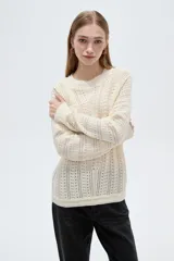 Sweater de tejido acanalado color blanco, con cuello redondo y diseño holgado de manga larga.