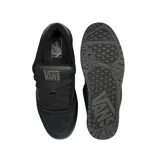 Championes Vans modelo Hylane Mono de perfil bajo y diseño voluminoso, confeccionados en gamuza negra con acabado texturizado. Presentan lengüeta sobredimensionada, cuello acolchado y la clásica banda lateral de la marca en tono sobre tono.