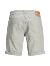 Short chino de corte regular, confeccionado en sarga de algodón con un ligero toque de elastano para mayor comodidad. Presenta un tono gris claro con efecto lavado, bolsillos laterales y traseros, y dobladillo en las piernas.