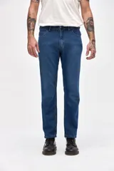 Jean de corte recto y tiro medio, confeccionado en denim de color azul clásico con costuras reforzadas y cierre frontal con botón.