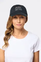 Gorro con visera de lona color negro, con diseño clásico de seis paneles y bordado frontal con texto multicolor.