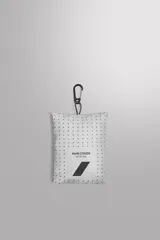 Funda de mochila gris confeccionada en tejido técnico, ajustable al tamaño de la mochila. Tiene dos ganchos para sujetar a la mochila y detalle de logo estampado. Es plegable tamaño bolsillo.