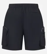 Bermuda masculina de poliéster color negro, corte baggy cropped, con cintura elástica ajustable con cordón y bolsillos funcionales.