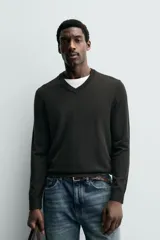 Jersey de punto de corte regular fit, confeccionado en hilatura de lana. Presenta cuello en pico, manga larga y acabados en rib.