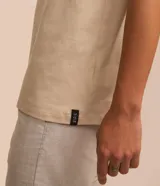 Musculosa básica de hombre, color blanco, con cuello redondo, sin mangas y pequeña etiqueta aplicada en el bajo.