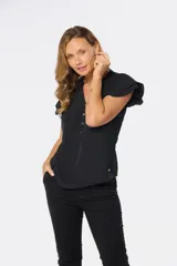 Blusa negra de poliéster con cuello mao, medio botón frontal y mangas cortas con doble volado.