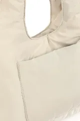 Bolso shopper color canela, con bolsillo frontal y doble asa de hombro.