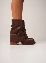 Botas de caña media color marrón de cuero vegano, con caña arrugada y taco cuadrado.