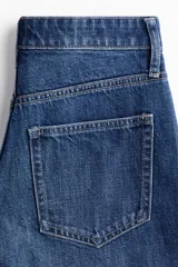 Bermudas de cinco bolsillos en denim de algodón rígido, con diseño de talle alto y cierre de cremallera con botón.