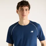 Remera deportiva New Balance Tournament de color azul marino, con cuello redondo, mangas raglán y detalles de ribete blanco en las costuras de los hombros. Cuenta con el logotipo de la marca impreso en el pecho.