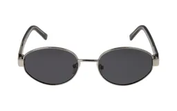 Lentes de sol unisex con marco plateado y lentes ovaladas color negro.