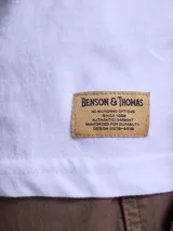 Remera blanca de manga corta con estampa frontal gráfica que simula una tabla de colores tipo risografía.