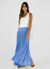 Pollera larga de color celeste, con cintura alta y corte acampanado.