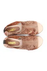 Sandalia color beige con perforaciones circulares, puntera descubierta y suela con cámara de aire.