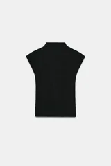 Top negro de tejido de punto, corte ajustado, con cuello alto y mangas sisa caídas.