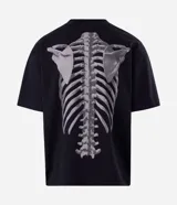 Remera de corte oversized en color negro, con cuello redondo y manga corta. Presenta un estampado frontal con la palabra 'Brutal' en tipografía estilo metal y un estampado de esqueleto en la espalda.