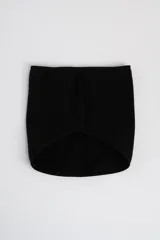 Cuello doble de polar en color negro, diseñado para brindar abrigo y protección contra el frío.