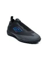 Championes de fútbol 5 Umbro modelo Belix TF, color negro con detalles en azul brillante y gris.