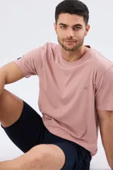 Remera lisa de manga corta y cuello redondo, color gris oscuro, de calce cómodo con pequeño logo bordado en el pecho.