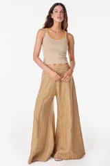 Pantalón de lino pernera ancha, con diseño a rayas en tonos tostado, verde y blanco, y pretina alta.