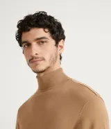 Buzo de corte slim con cuello alto y mangas largas, confeccionado en tejido de punto liso.