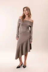 Vestido largo color chocolate, con escote off-shoulder, mangas largas y corte asimétrico.