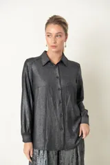 Camisa gris acerado con brillo, de manga larga y botones ocultos.