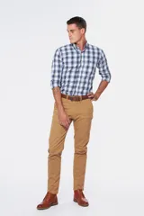 Pantalón marrón claro de corte skinny, con bolsillos laterales y traseros, confeccionado en tejido flexible con spandex.