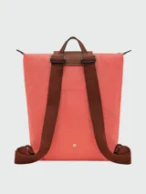 Mochila Longchamp modelo Le Pliage Original en tamaño M, color verde oscuro. Presenta solapa y asas de cuero marrón con cierre de botón a presión, correas ajustables de tela y cierre superior con cremallera.