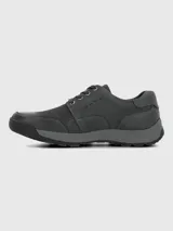Zapato casual de cuero color gris oscuro con cordones al tono. Presenta costuras reforzadas, suela de caucho antideslizante y diseño de punta redonda.