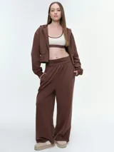 Pantalón deportivo de corte barrel con volumen relajado, cintura elastizada y bajo regulable mediante elástico. Confeccionado en tejido de algodón y poliéster.