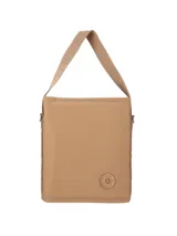 Bolso tipo bandolera color marrón, de diseño rectangular y minimalista. Cuenta con una correa larga ajustable con el nombre de la marca grabado y un aplique circular con el logo en la parte inferior frontal.