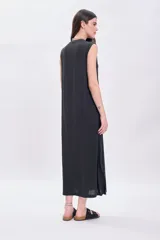 Vestido largo sin mangas color negro, de corte recto y cuello redondo.
