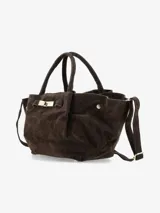 Cartera de mano estructurada en cuero negro con acabado mate. Presenta un diseño amplio con laterales voluminosos, asas cortas y un cierre frontal metálico tipo broche.