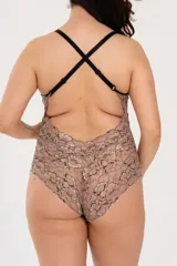 Body color avellana de puntilla elastizada, con breteles elásticos regulables cruzados en la espalda y broche en la entrepierna con fundillo de algodón.