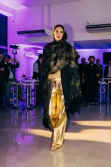 Pantalón de cuero metalizado dorado con detalles estampados y estilo western.