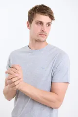 Remera de hombre color terracota, de manga corta y cuello redondo, con un pequeño logo bordado en el pecho.